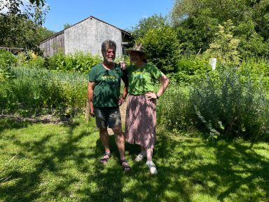 Hannes Ballhorn und Paula Jacob mit neuen Weltacker T-Shirt